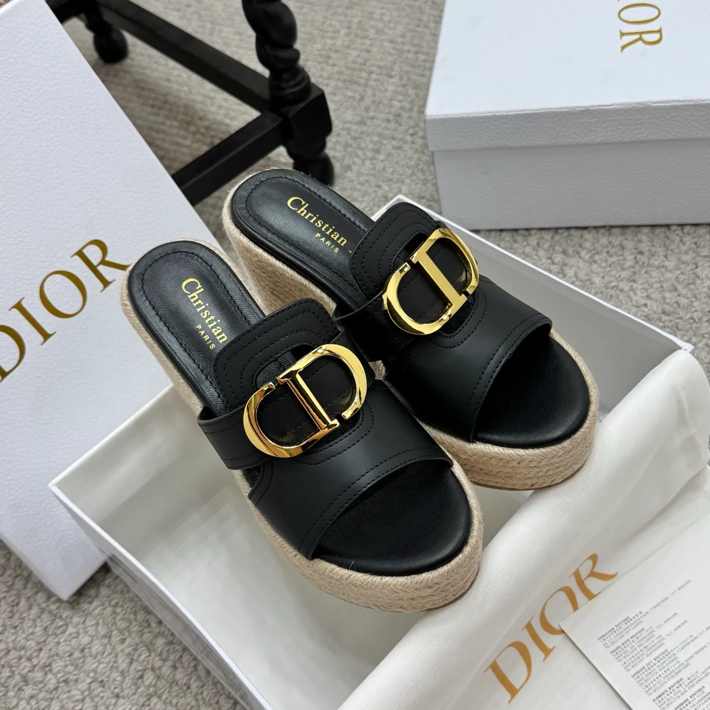 👟👟Ex-factory price 520👟👟 Increased height version✅🇨🇳 🇨🇳Dior 25ss summer high version new sandals. Simple and super versatile. Perfect and luxurious on the feet, can be matched with any spring and summer clothes. The foot feels even more comfortable! The material is a perfect replica of the original. Original disassembly and molding. ✅❶Material: original customized cowhide ✅❷Inner: original customized sheepskin ✅❸Foot: original customized sheepskin ✅❹Outsole: original woven wedge outsole ✅❺Heel height: 9.5cm ✅❻Packaging: original full set of packaging ✅❼Number: 35-41